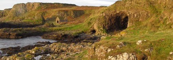 Höhle an der Ostküste von Rathlin Island, der größten Insel Nordirlands, aufgenommen am 17. September 2011