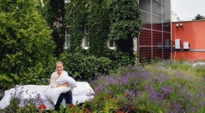 Michaela Reitterer im Lavendelfeld auf dem Flachdach ihres Hotels / Foto: Peter Rigaud für National Geographic